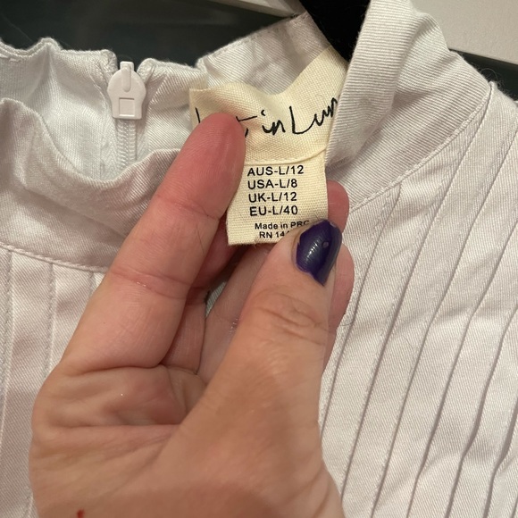 PRICE DROP⬇️⬇️⬇️Beautiful white blouse. Fully lined and exquisite - Picture 5 of 8